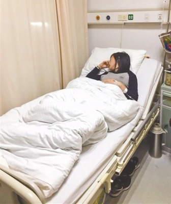 穆女士躺在住院部的病床上.