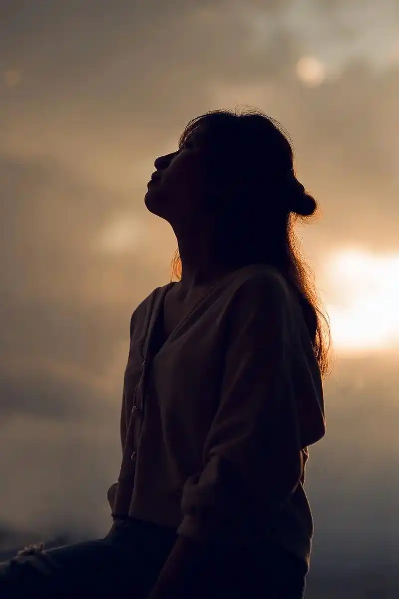 成年人深夜里的独自伤感句句心酸