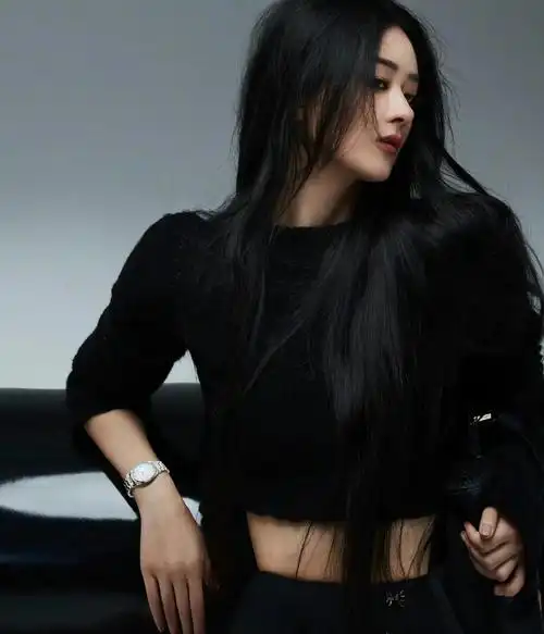 赵丽颖红与黑大片写真,气场全开,演绎清冷酷飒,明艳动人!