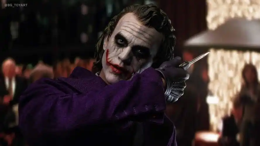 《蝙蝠侠:黑暗骑士》小丑1:4比例珍藏人偶实物图 极致演绎