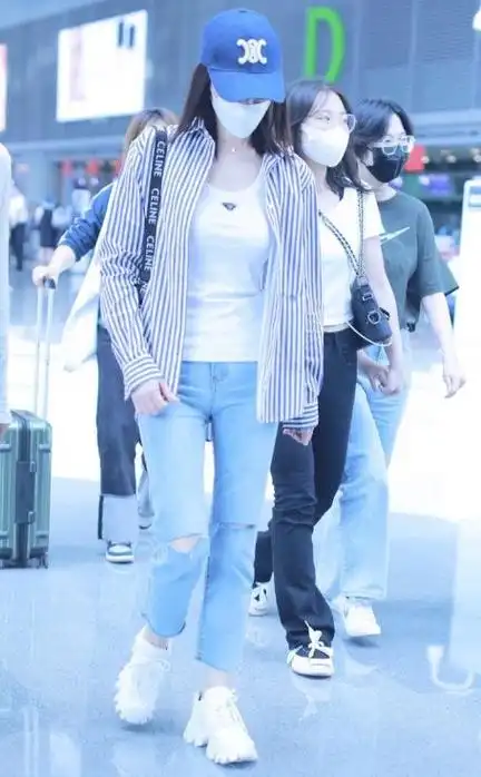 李小冉在上海机场亮相时尚搭配光彩照人令人惊艳