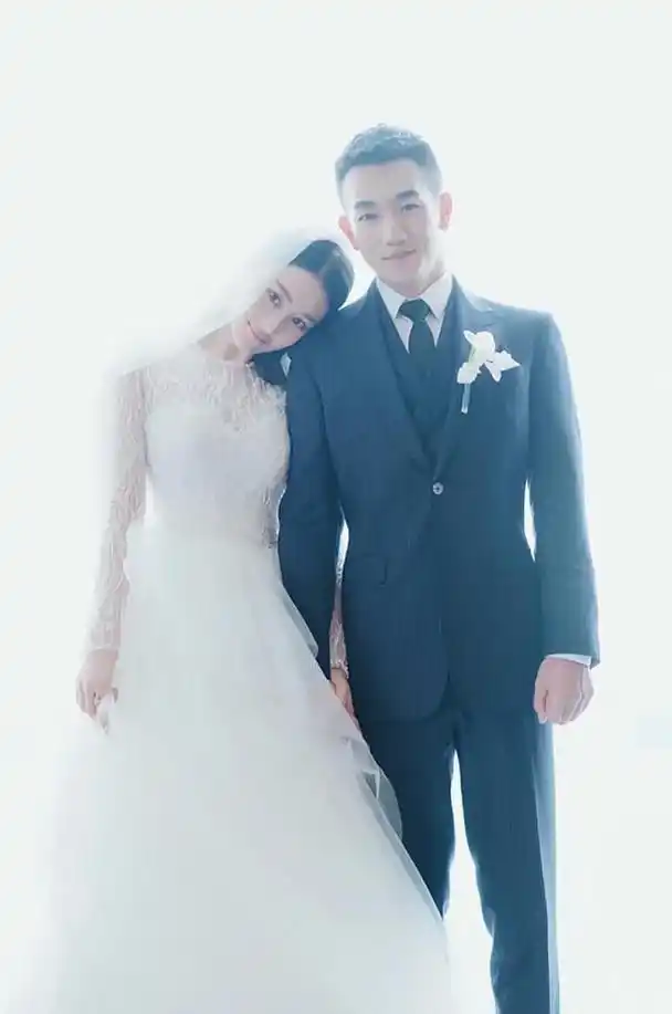 张馨予何捷曝新结婚照!头靠肩上很甜蜜,结婚4年育有一女