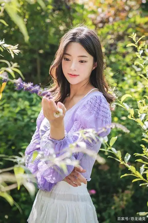 长相甜美的高颜值女生拍摄户外写真,清新靓丽的样子令人心动