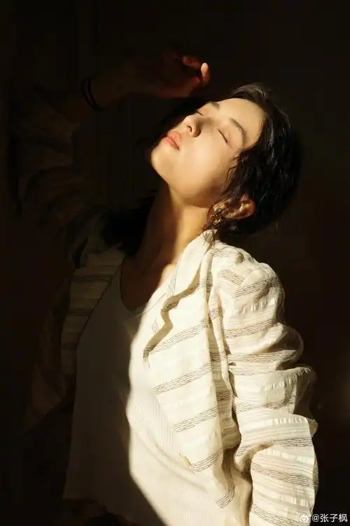 张子枫连发12张照片