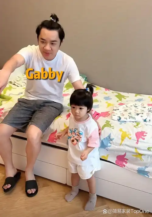 王祖蓝给两个女儿扎辫子,他在家会帮李亚男分担带娃的压力,是一个很