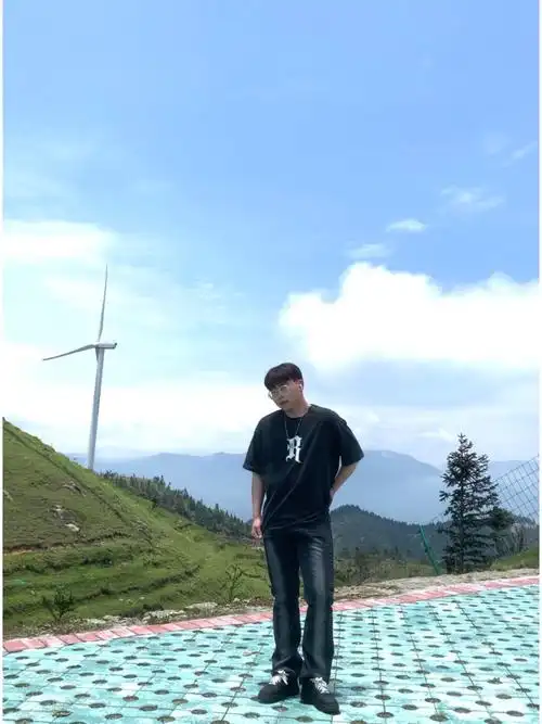 175cm160斤微胖男生夏天穿什么呢