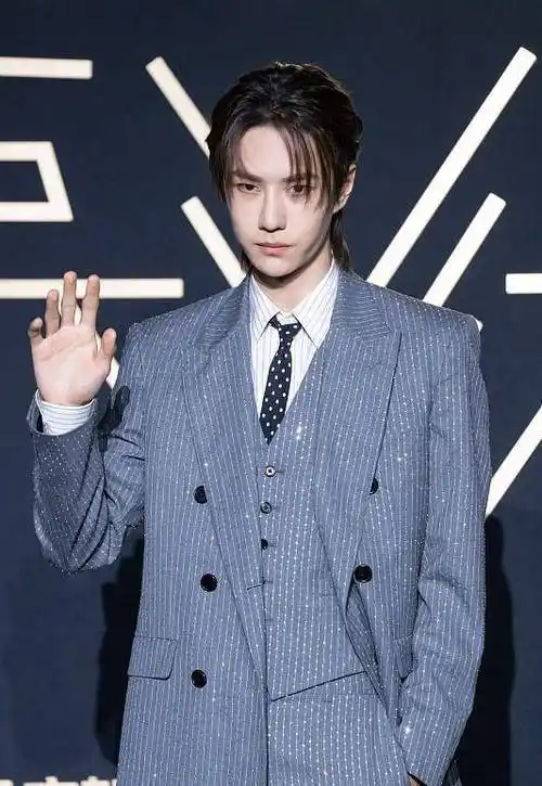 原创王一博生图都难掩帅气银线西装配中分发型儒雅帅气超靓