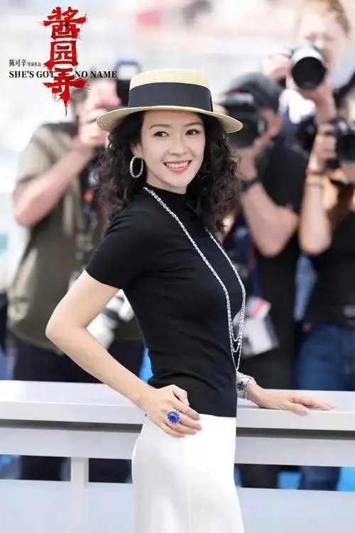 章子怡晒戛纳 vlog,工作间隙与女儿视频,杨幂和醒醒打招呼