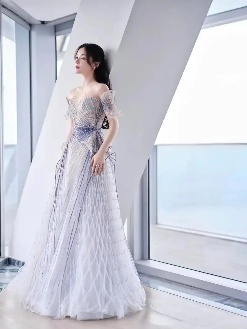 袁姗姗亮相丝路国际电影节,一袭银色长裙走红毯,优雅又大方!