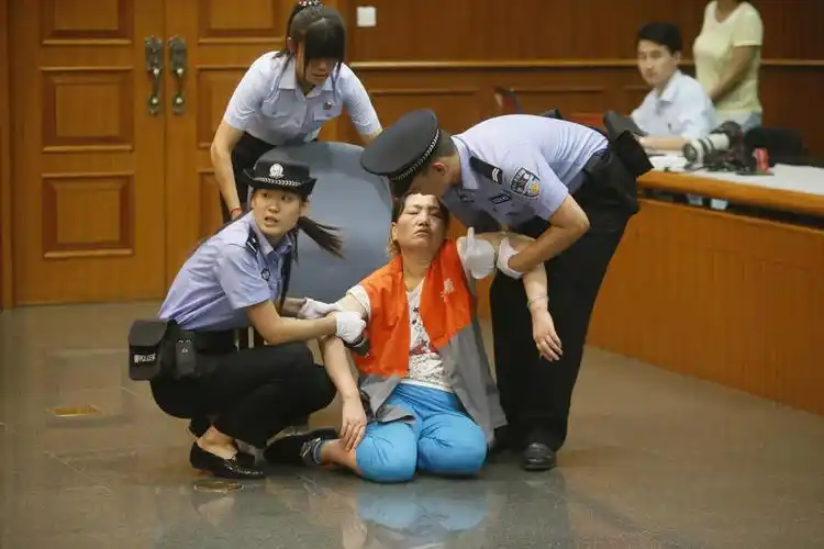 北京女毒贩被押进法庭后瘫坐在地 当场晕倒(组图)