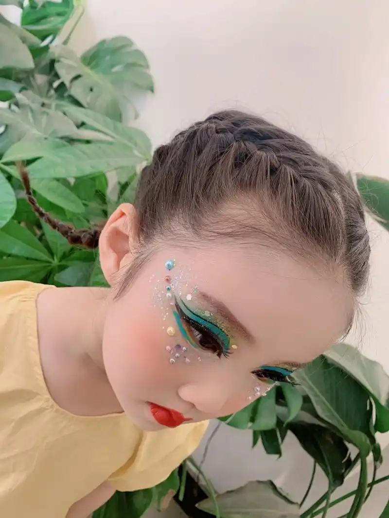 六一儿童节舞台有效化妆 经过孩子妈同意做一个妆前妆后对比图,有的人