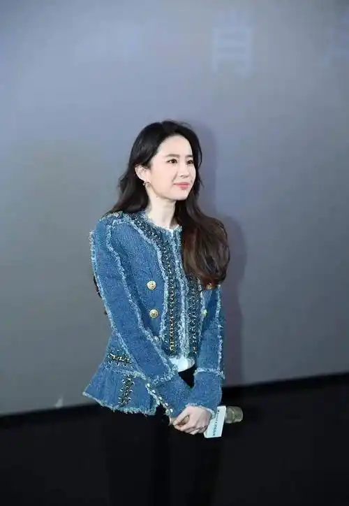 刘亦菲的美都说腻了,牛仔装也能穿出满屏仙气,生图比精修都美_样式