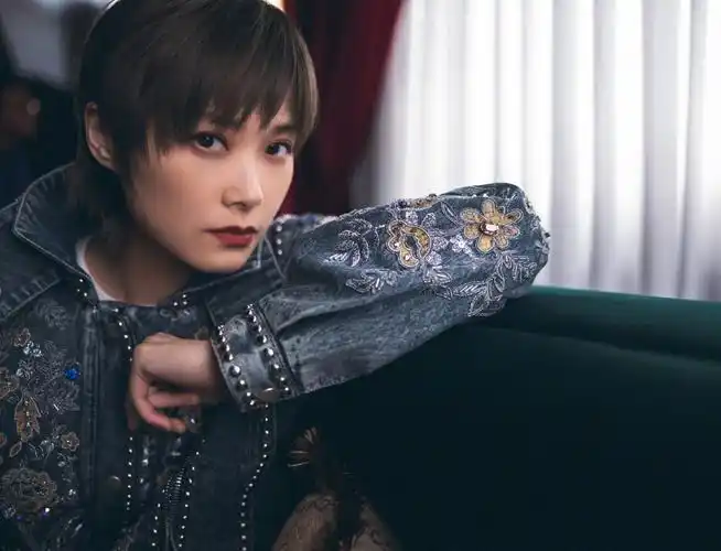 李宇春缀珠刺绣牛仔外套造型时尚写真 大秀美腿腔调十足