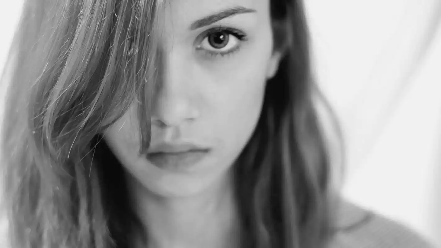 创意摄影黑白色调的性感美女桌面壁纸