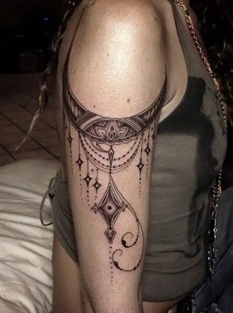 手臂上漂亮的图腾装饰纹身图案