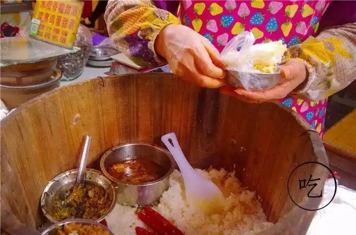 官塘有家"路边摊"糯米饭,大木桶里装着的是童年的味道