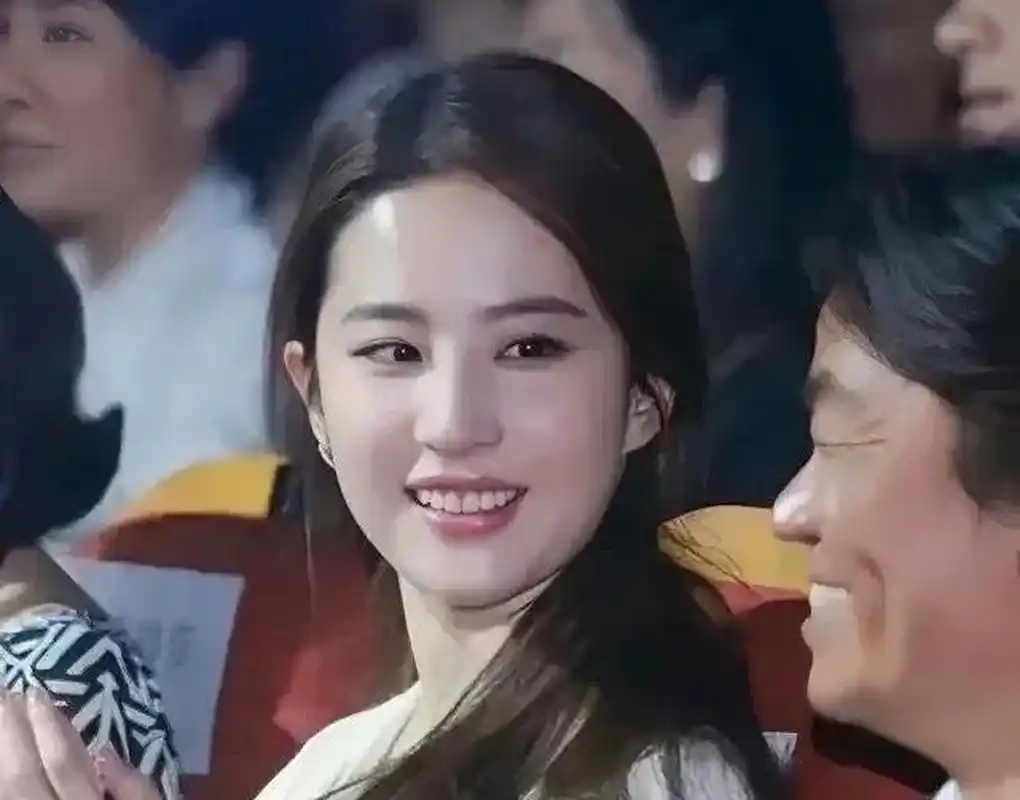 刘亦菲看王宝强是面对微笑,看王力宏则是一脸严肃