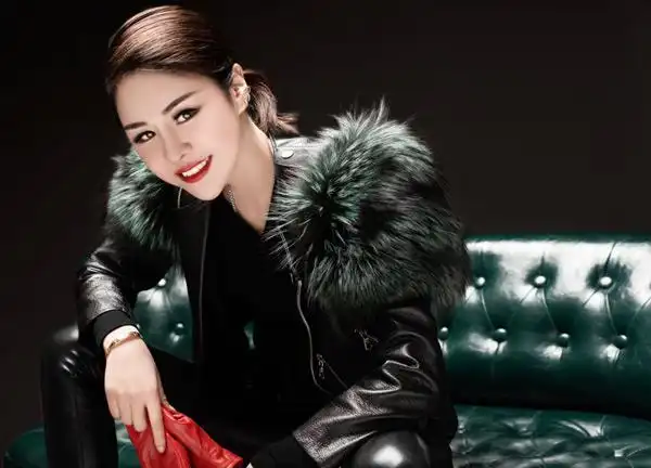 之后,花姐时常上传自己演唱的视频到网络,逐渐在快手,抖音等平台走红.