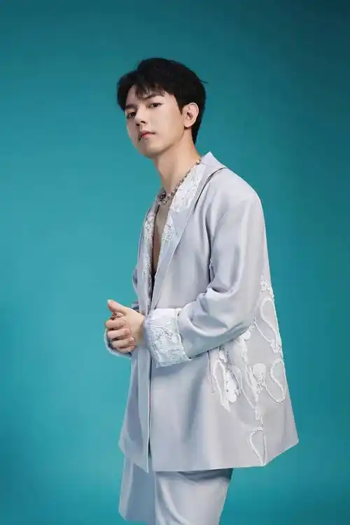 liquid state全新力作,歌手周深带来春日重磅歌曲《春雪》_影视资讯