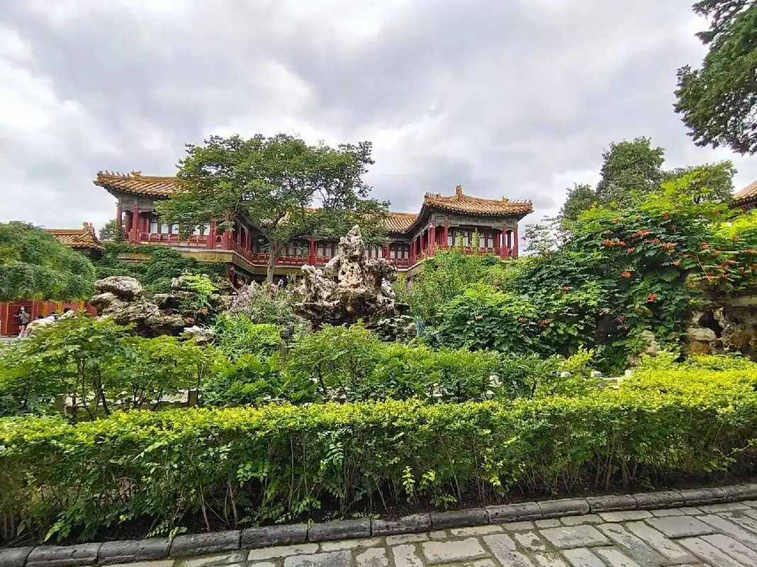 故宫一日游3故宫御花园 御花园位于紫禁城中轴线上,坤宁宫后方,明代称