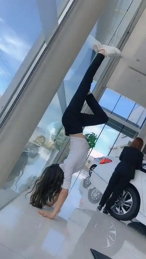 要不是会倒立,刚才我就摔倒了.#美女