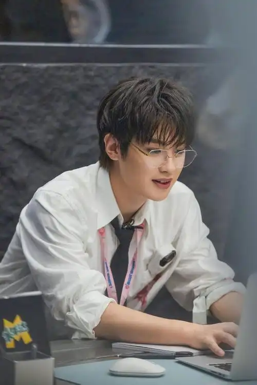 黄明昊密逃最新剧照曝光,白衬衫黑领带戴眼镜……__财经头条