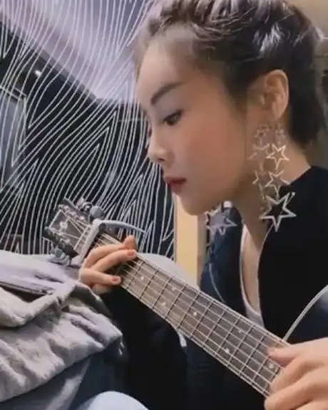 网红烟嗓女歌手唱的歌(网红烟嗓女歌手探清水河)-中纳网