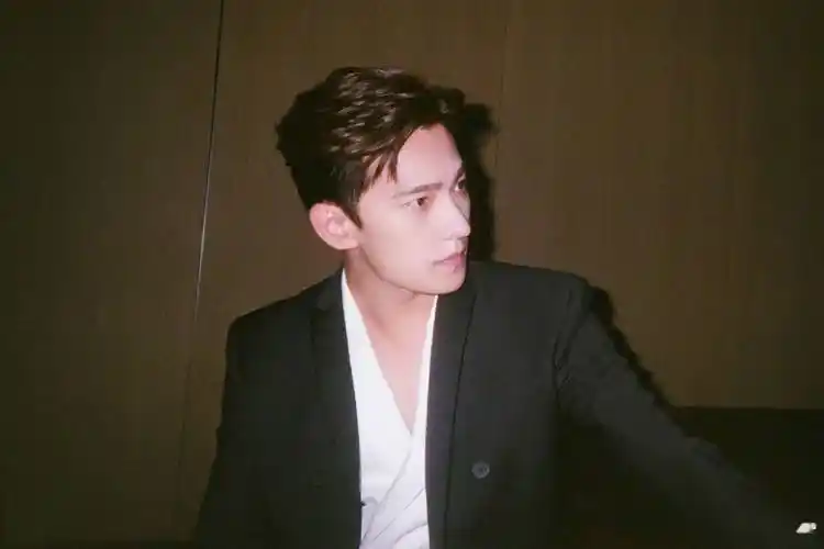 杨洋发九宫格自拍顶级帅哥骨相极好帅到让人窒息