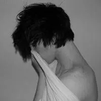 黑白男生低头头像_关于低着头的男生头像图片