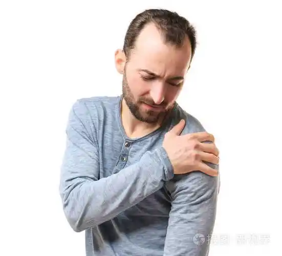 英俊的男人患肩上疼痛