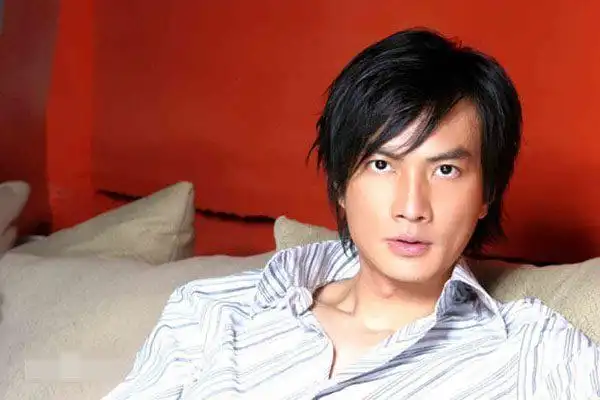 最后,来张李泉年轻时的帅照,看看是不是你喜欢的那一款?