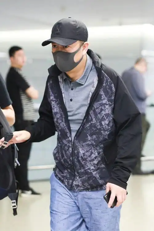 张嘉译这样的男人太有魅力虽然年纪大但依旧很有味道