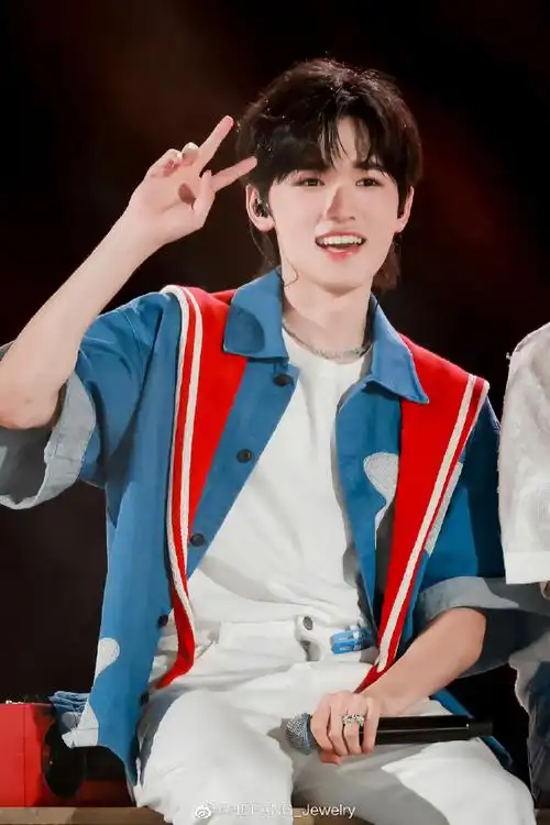 海蓝星短项链,营造夏日清新少年感,感谢演绎@时代少年团-宋亚轩#时代