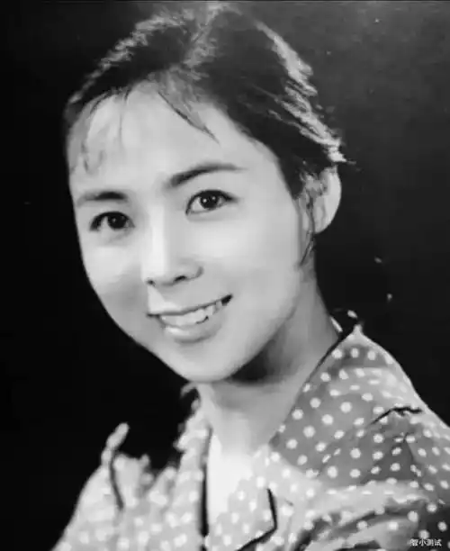 《英雄儿女》中王芳的扮演者刘尚娴与丈夫,儿子的合影罕见曝光,一家人