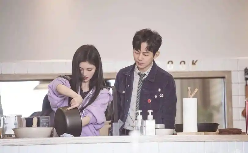 易烊千玺为避嫌缩在角落鞠婧祎却一脸束手无措两人真的不认识吗