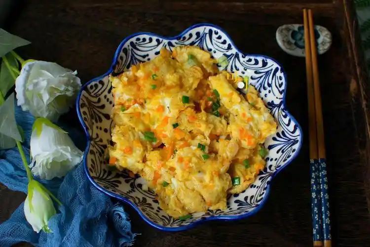 好吃好看营养好的虾皮胡萝卜丁炒鸡蛋,家庭餐桌上的常客.