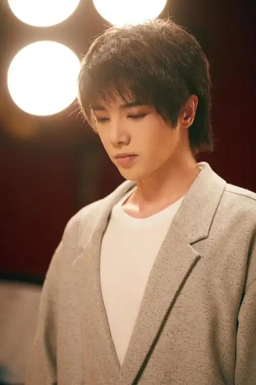 歌手华晨宇献歌前女友吉克隽逸奇袭成功