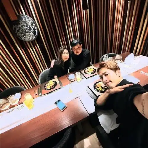 王嘉尔ins更新小嘉的日本日常碎片🧩在忙碌的行程中也不忘和家人