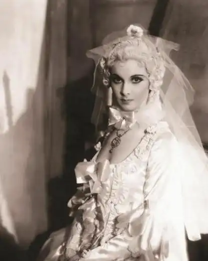 费雯·丽:淡绿色眼眸美到窒息,被爱折磨成疯女人,54岁去世