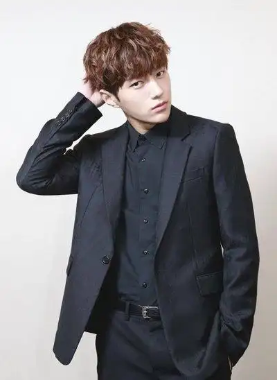 韩式发型流行的当下韩国男明星给我们带来了哪些好看的发型呢?