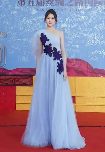 关晓彤怕是只有三岁吧,编了个"彩辫"出席活动,好少女!