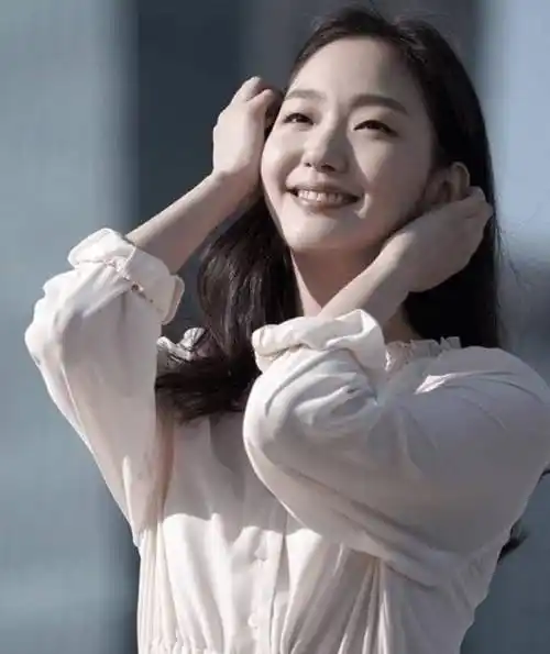 金高银晒全新美照,白裙加身立显气质,与李敏镐真"配一脸"_形象_连衣裙