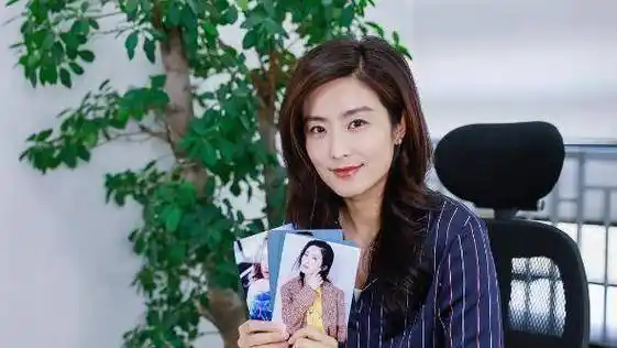 她是唐嫣伴娘,胡歌"前女友",出道多年不火,今成人生赢家_徐百卉_人气