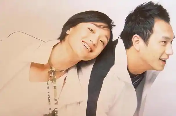 回顾演员黄觉放弃周迅徐静蕾转身娶小14岁娇妻他有什么魅力