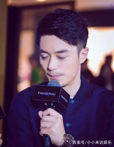 霍建华,睫毛精本人啊,之前有个大片他的睫毛都接住了雪.