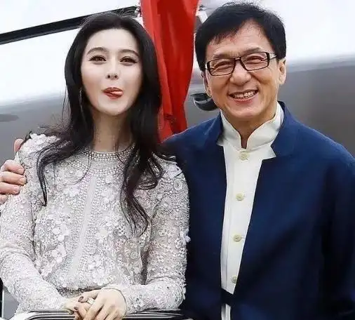 成龙范冰冰合影这样,他儿子和范冰冰合影这样,重点在最后一张图