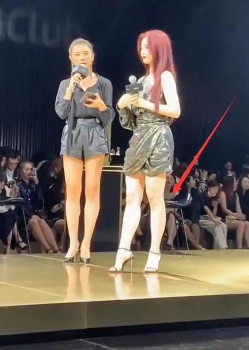 虞书欣出席活动被观众抓拍,看到真实无修图的腿,怀疑自己的眼睛