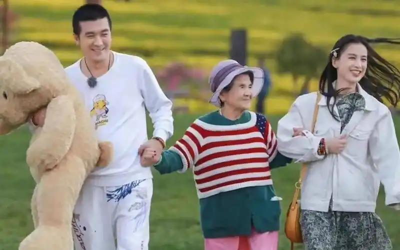 杨子母亲88岁大寿,前儿媳陶虹陪伴亲密切蛋糕,黄圣依不见踪影