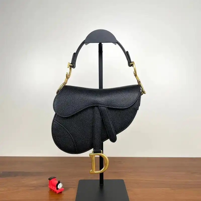 迪奥马鞍包.dior迪奥saddle系列黑色马鞍包,小号黑金 - 抖音