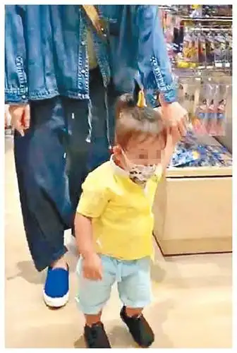 张柏芝三胎儿子正脸曝光,混血感消失撞脸谢霆锋,网友:真相了!